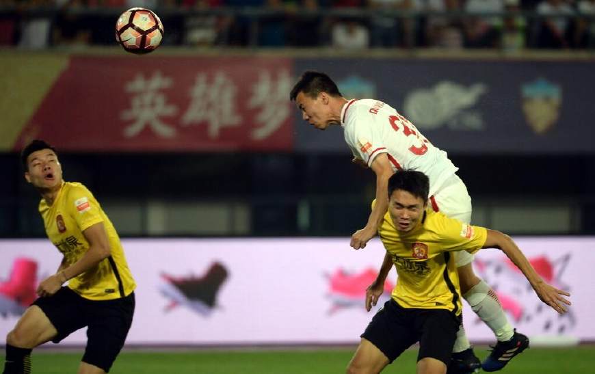 九游游戏中心官网-包含辽宁本钢训练开放日，清晨队长鼓劲引欢呼，中超在即，更衣室氛围转暖的词条