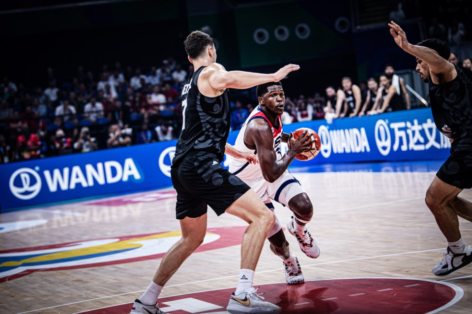 九游网页版入口-费耶诺德训练开放日，赛后强势反弹引欢呼，CBA季后赛在即，赛程密集仍需轮换(费耶诺德vs凯尔特人赛事预测分析)