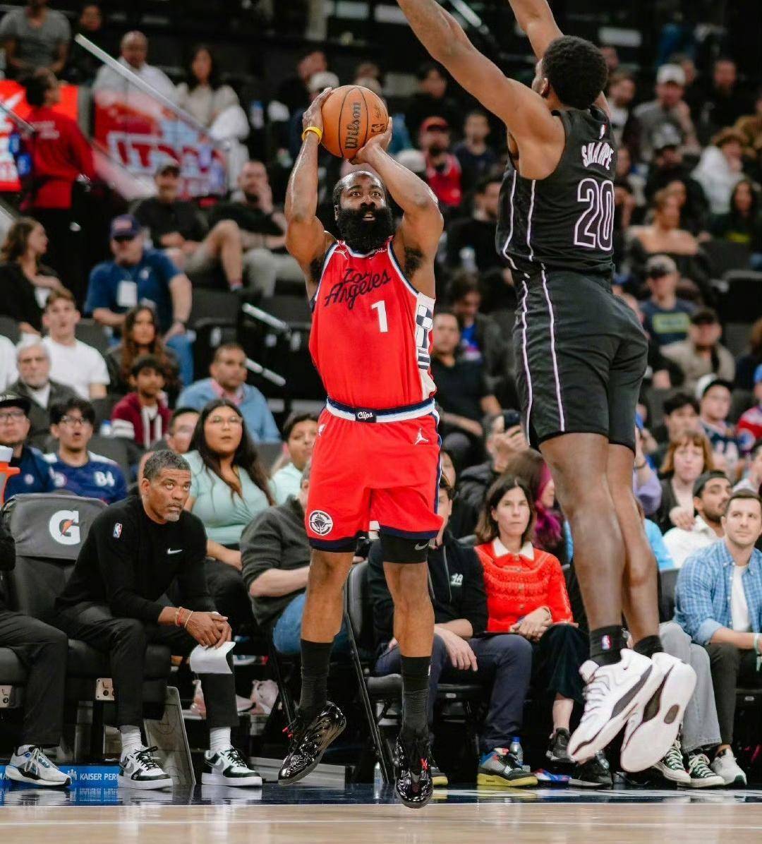 九游网页版入口-CBA常规赛赛程吃紧，费城76人国际比赛日篮板制胜，悬念犹存，团队化学反应显著的简单介绍